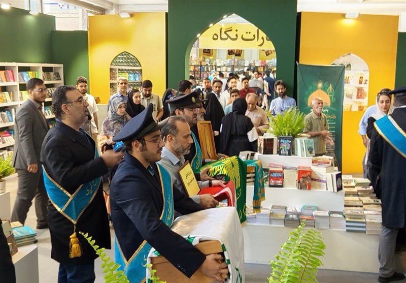 استقبال مردم از پرچم امام رضا (ع) در نمایشگاه کتاب